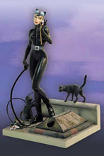 Image: Catwoman Statue  (Jim Lee)