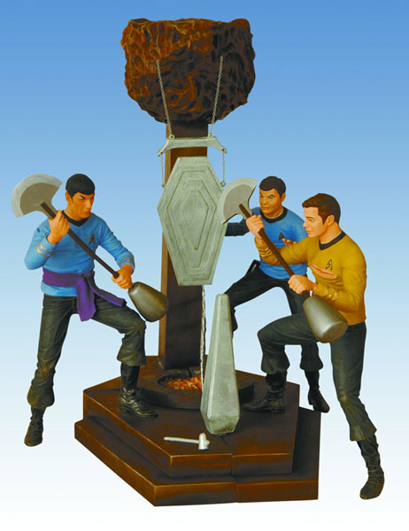 Image: Star Trek Statue: Amok Time Captain Kirk  - 