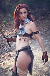 Image: Invincible Red Sonja #4 (cover H incentive 1:20 - Cosplay virgin) - Dynamite